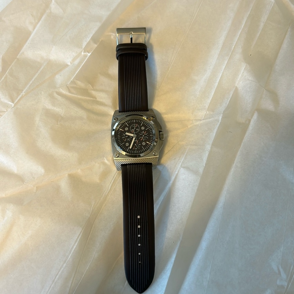 Men’s Guess watch, model U11516G1, EUC, brown band.